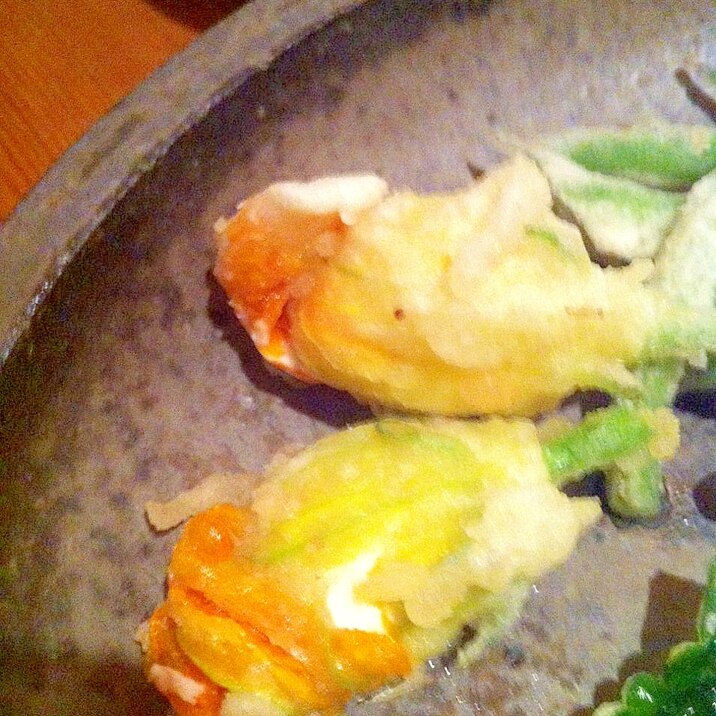 ズッキーニの花のチーズ入り天婦羅 ズッキーニの花のチーズ入り天婦羅